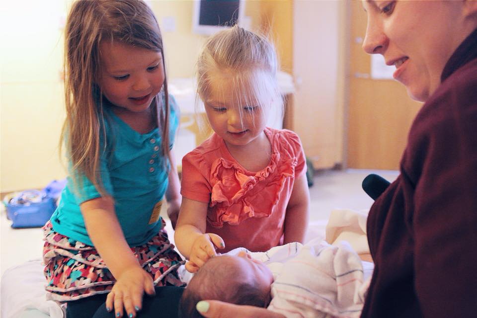 3 Steps on How to Introduce a new baby to siblings and have them actually like each other.